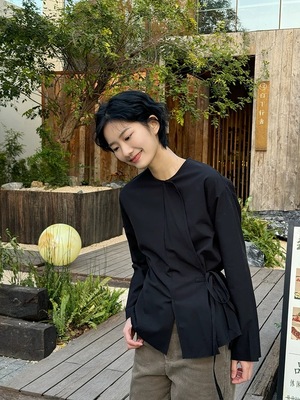 ブラックの新中華丸首シャツ2025年春新作婦人服ゆったり小人数デザイン感トップス